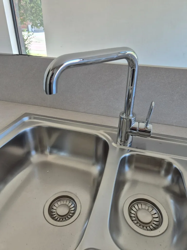 RVS keukenkraan en spoelbak als tappunt bij keuring van de drinkwaterinstallatie